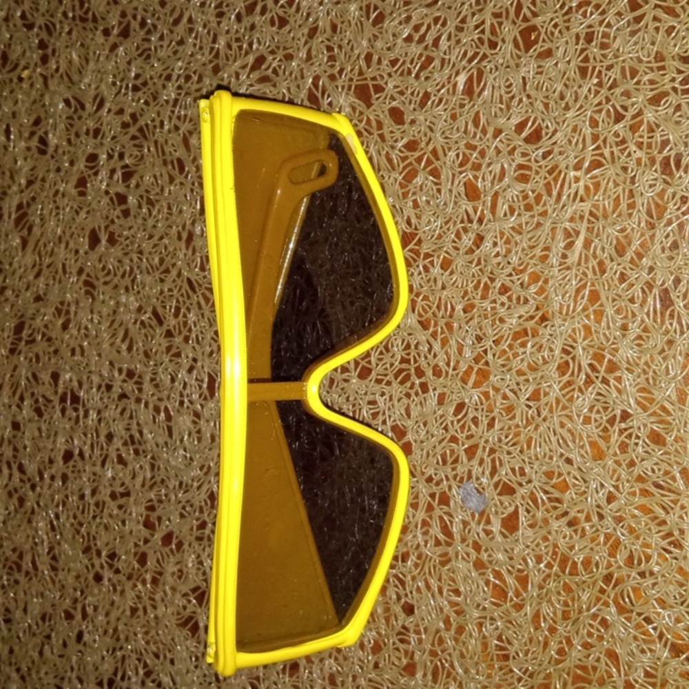 Bargain Bundle of Six Pair of Sunglasses - Picture 8 of 9